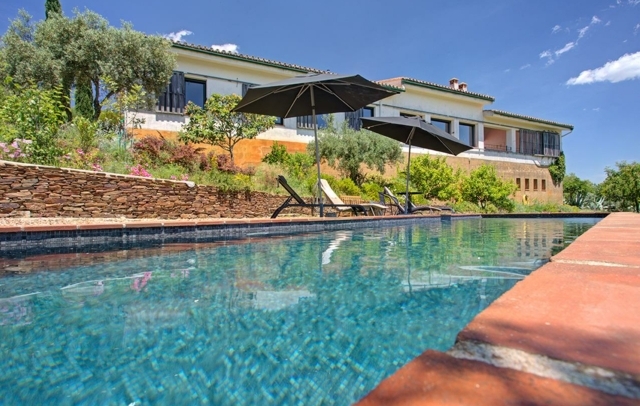 Fotografia propiedad Las tres casas de la semana. ‘Negocios’ selecciona tres viviendas singulares, entre ellas una villa en la Costa Blanca y una propiedad conectada con la naturaleza en Cáceres